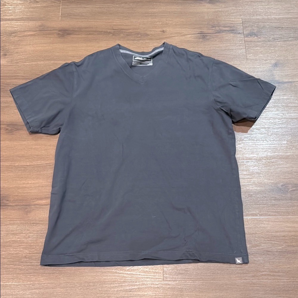 Men's Eddie Bauer Legend Short Sleeve V-Neck Tee Dark Gray. Size Large